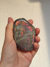 Charger l'image dans la galerie, Labradorite • Fuchsia (B)