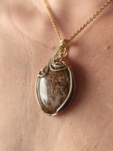 Charger l'image dans la galerie, Pendentif Bronzite • wire wrapping
