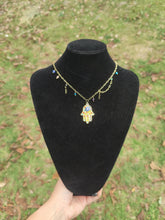 Charger l'image dans la galerie, Murphy & Hamsa • Apatite, sodalite, pierre de soleil, améthyste, hématite et aventurine