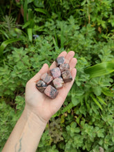 Charger l'image dans la galerie, Rhodonite • Cube