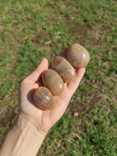 Charger l'image dans la galerie, Pierre de Lune • Galets