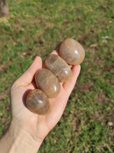 Charger l'image dans la galerie, Pierre de Lune • Galets