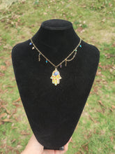 Charger l'image dans la galerie, Murphy & Hamsa • Apatite, sodalite, pierre de soleil, améthyste, hématite et aventurine