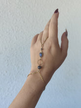 Charger l'image dans la galerie, Bijou de main • Labradorite