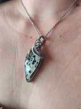 Charger l'image dans la galerie, Pendentif Jaspe Dalmatien • wire wrapping