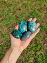 Charger l'image dans la galerie, Apatite bleue • Galets