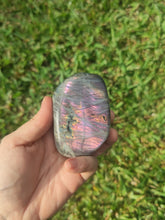 Charger l'image dans la galerie, Labradorite • Fuchsia (B)