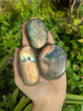 Charger l'image dans la galerie, Labradorite • Galets