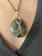 Charger l&#39;image dans la galerie, Pendentif Labradorite • Argenté
