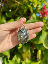 Charger l&#39;image dans la galerie, Pendentif Labradorite • Argenté
