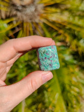 Charger l&#39;image dans la galerie, Rubis sur fuchsite
