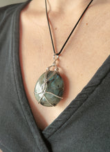 Charger l&#39;image dans la galerie, Pendentif Labradorite • Argenté
