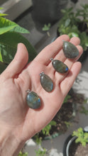 Charger et lire la vidéo dans la visionneuse de la Galerie, Pendentifs en Labradorite
