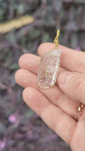Charger et lire la vidéo dans la visionneuse de la Galerie, Pendentif Cristal de roche • Doré
