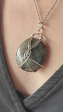 Charger et lire la vidéo dans la visionneuse de la Galerie, Pendentif Labradorite • Argenté
