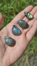 Charger et lire la vidéo dans la visionneuse de la Galerie, Pendentifs en Labradorite
