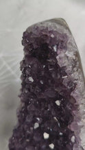 Charger et lire la vidéo dans la visionneuse de la Galerie, AMETHYSTE D&#39;URUGUAY &#39;A&#39;
