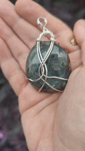 Charger et lire la vidéo dans la visionneuse de la Galerie, Pendentif Labradorite • Argenté
