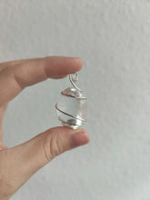 Charger l&#39;image dans la galerie, Pendentif Cristal de roche poli • Argenté
