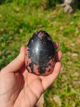 Charger l&#39;image dans la galerie, Rhodonite • Forme polie
