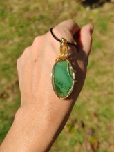 Charger l&#39;image dans la galerie, Pendentif en serpentine • Wire Wrapping
