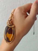 Charger l&#39;image dans la galerie, Pendentif Jaspe Mookaite • Wire wrapping
