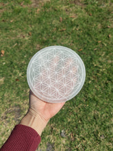 Charger l&#39;image dans la galerie, Disque Selenite • Fleur de vie
