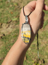 Charger l&#39;image dans la galerie, Pendentif en jaspe Bumblebee • Wire wrapping
