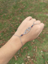 Charger l&#39;image dans la galerie, Bijou de main • Améthyste &amp; apatite
