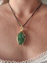 Charger l&#39;image dans la galerie, Pendentif en serpentine • Wire Wrapping
