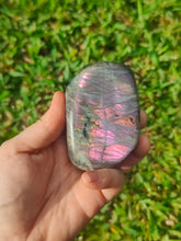 Charger l&#39;image dans la galerie, Labradorite • Fuchsia (B)
