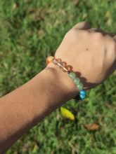 Charger l'image dans la galerie, Bracelet Sept Chakras • Jaspe rouge, cornaline, citrine, aventurine verte, apatite bleue, sodalite &amp; améthyste
