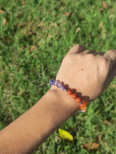 Charger l'image dans la galerie, Bracelet Sept Chakras • Jaspe rouge, cornaline, citrine, aventurine verte, apatite bleue, sodalite &amp; améthyste
