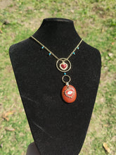 Charger l&#39;image dans la galerie, La Reine de Cœur • Jaspe Rouge &amp; Apatite Bleue
