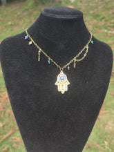 Charger l&#39;image dans la galerie, Murphy &amp; Hamsa • Apatite, sodalite, pierre de soleil, améthyste, hématite et aventurine
