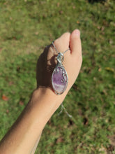 Charger l'image dans la galerie, Pendentif en améthyste • wire wrapping
