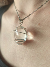 Charger l&#39;image dans la galerie, Pendentif Cristal de roche poli • Argenté

