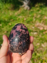 Charger l&#39;image dans la galerie, Rhodonite • Forme polie
