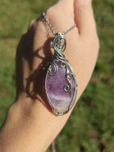 Charger l'image dans la galerie, Pendentif en améthyste • wire wrapping
