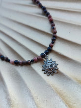 Charger l&#39;image dans la galerie, Chaîne de cheville • Rhodonite &amp; Tourmaline noire
