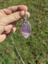 Charger l'image dans la galerie, Pendentif en améthyste • wire wrapping
