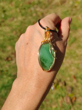 Charger l&#39;image dans la galerie, Pendentif en serpentine • Wire Wrapping
