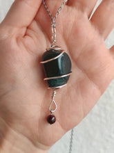 Charger l&#39;image dans la galerie, Pendentif Agate Mousse • Grenat
