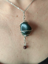 Charger l&#39;image dans la galerie, Pendentif Agate Mousse • Grenat
