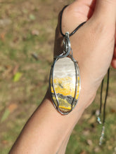Charger l&#39;image dans la galerie, Pendentif en jaspe Bumblebee • Wire wrapping
