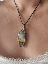 Charger l&#39;image dans la galerie, Pendentif en jaspe Bumblebee • Wire wrapping
