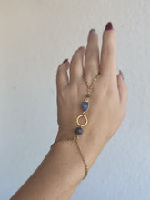 Charger l'image dans la galerie, Bijou de main • Labradorite
