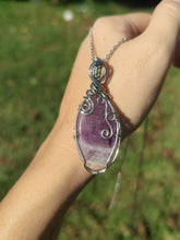 Charger l'image dans la galerie, Pendentif en améthyste • wire wrapping
