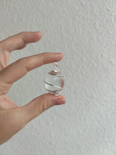 Charger l&#39;image dans la galerie, Pendentif Cristal de roche poli • Argenté
