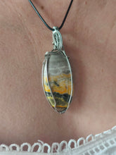 Charger l&#39;image dans la galerie, Pendentif en jaspe Bumblebee • Wire wrapping
